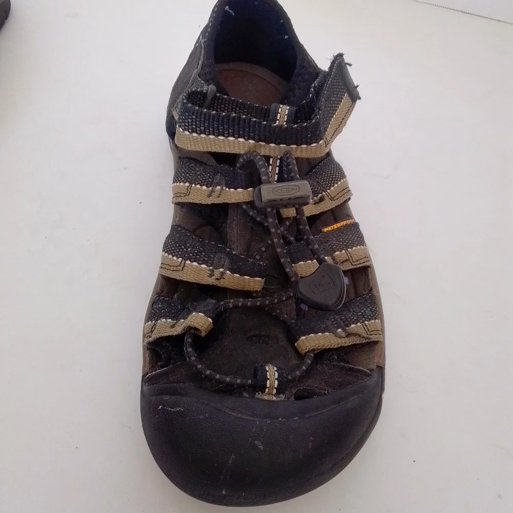 Keen Newport H2 closed toe sandal size 4